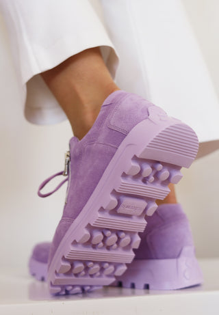 hervorstechender Sneaker Veloursleder lavendel
