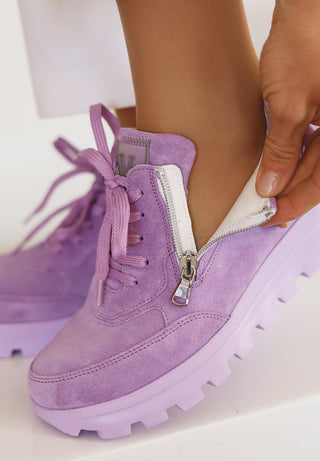 hervorstechender Sneaker Veloursleder lavendel