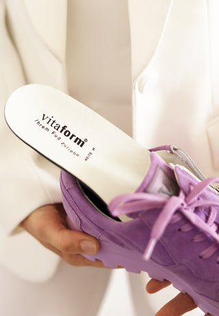 hervorstechender Sneaker Veloursleder lavendel