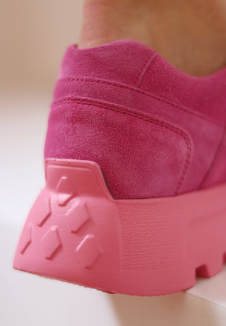 hervorstechender Sneaker Veloursleder pink