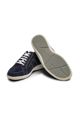 Blauer Schnürschuh aus Nubukleder, abgebildet mit sichtbaren weißen Schnürsenkeln und heller Gummisohle.