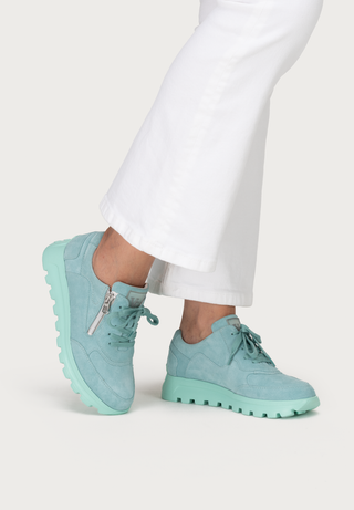 hervorstechender Sneaker Veloursleder aqua