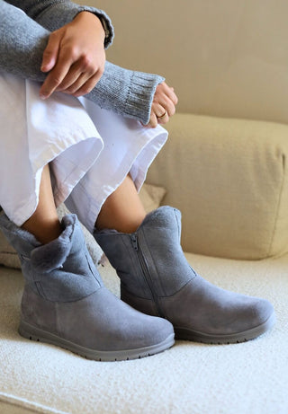 flauschig-wärmender Lammfellstiefel Veloursleder grau