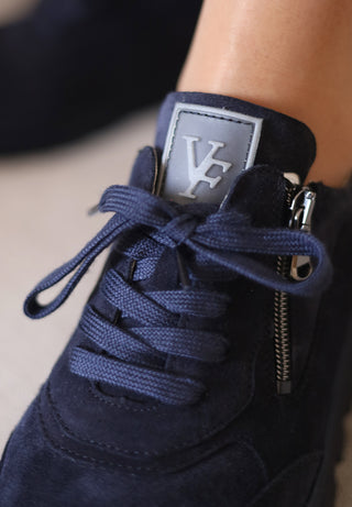 hervorstechender Sneaker Veloursleder marine