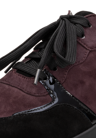 verspielter Sneaker Samtziege aubergine