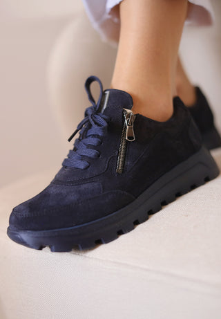 hervorstechender Sneaker Veloursleder marine