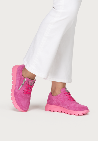 hervorstechender Sneaker Veloursleder pink