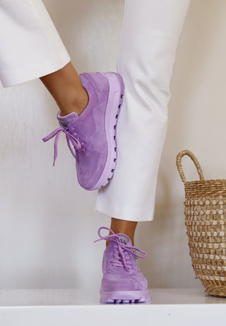 hervorstechender Sneaker Veloursleder lavendel