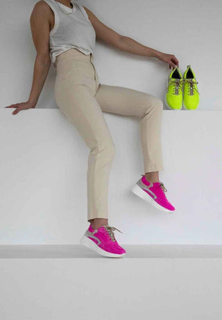 knalliger Sneaker Veloursleder neonpink