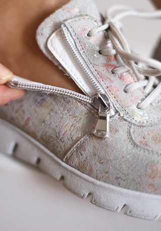 urbaner Sneaker Veloursleder hellgrau