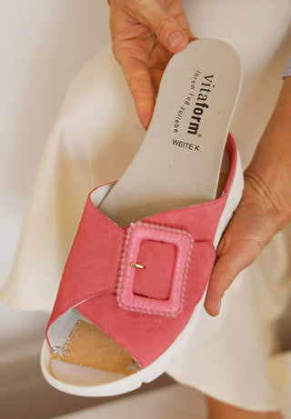 charakterstarke Pantolette Veloursleder rotpink