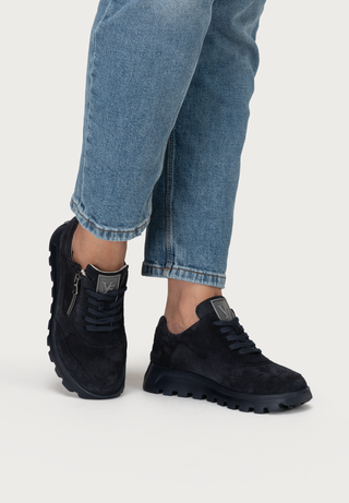 hervorstechender Sneaker Veloursleder marine
