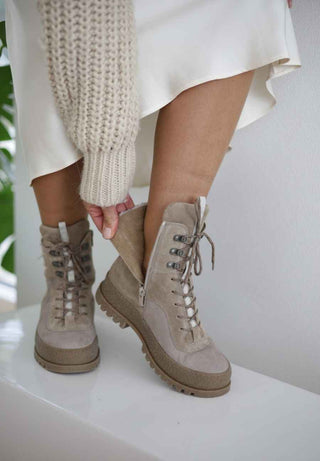 markante Stiefelette Veloursleder taupe