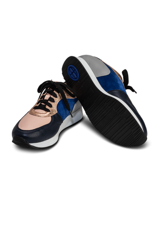 modischer Sneaker Hirschleder jeansblau