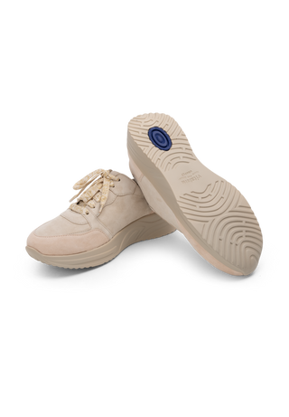 aufregender Sneaker Samtziege beige