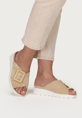 charakterstarke Pantolette Veloursleder creme