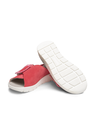 charakterstarke Pantolette Veloursleder rotpink