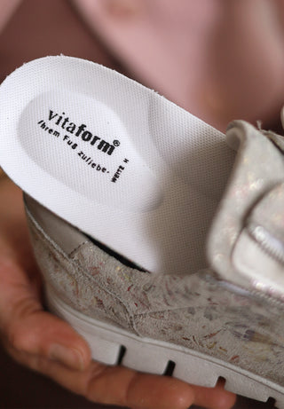 urbaner Sneaker Veloursleder hellgrau