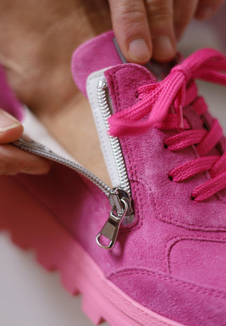 hervorstechender Sneaker Veloursleder pink