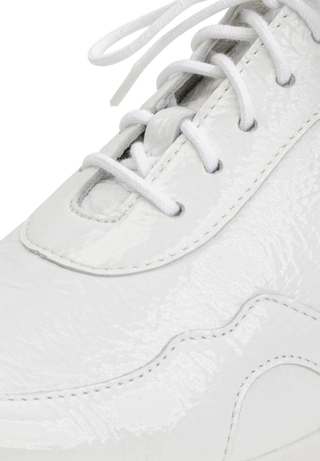 glanzvoller Sneaker Hirschlackleder weiß
