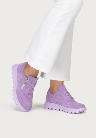 hervorstechender Sneaker Veloursleder lavendel