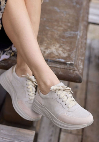 aufregender Sneaker Samtziege beige