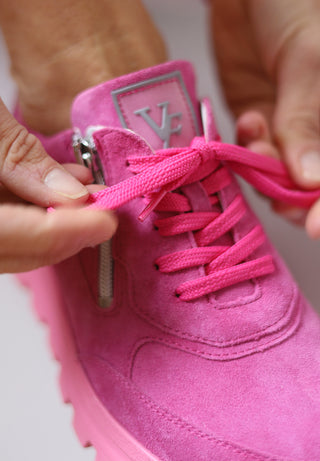 hervorstechender Sneaker Veloursleder pink